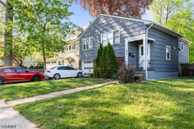 view of front of house featuring brick siding and a front yard