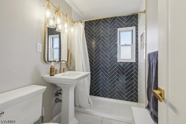 bathroom featuring a tile shower and toilet