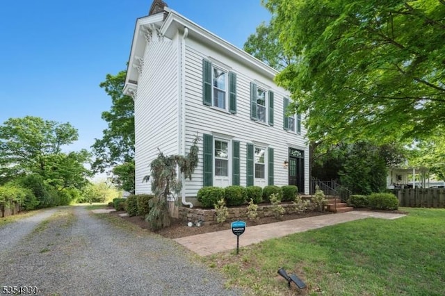 view of front of property with a front lawn and driveway