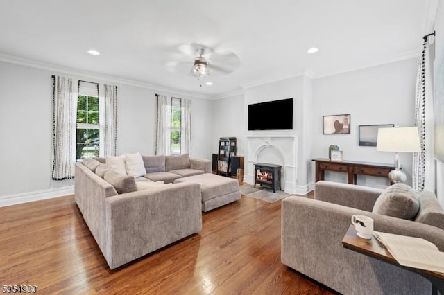 living area featuring ceiling fan, ornamental molding, wood finished floors, recessed lighting, and baseboards