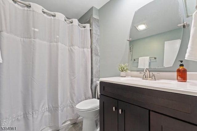 full bathroom featuring vanity, a shower with shower curtain, and toilet