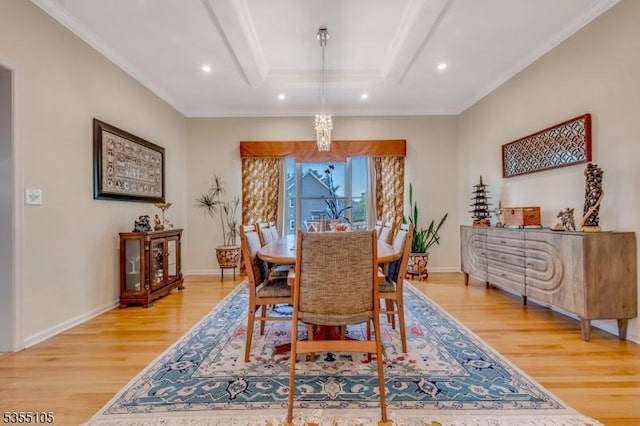 dining room with recessed lighting, baseboards, crown molding, and light wood-type flooring