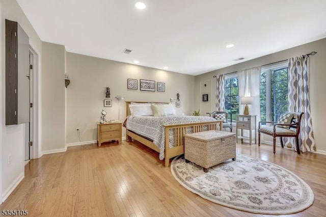 bedroom with recessed lighting, baseboards, visible vents, and light wood-type flooring