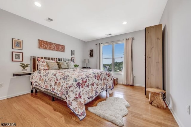 bedroom with visible vents, recessed lighting, light wood-style flooring, and baseboards