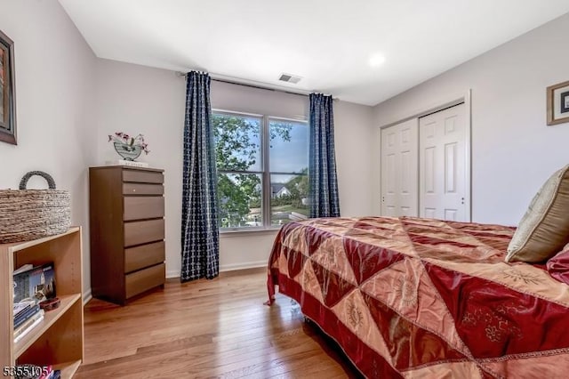 bedroom featuring visible vents, a closet, baseboards, recessed lighting, and light wood-type flooring