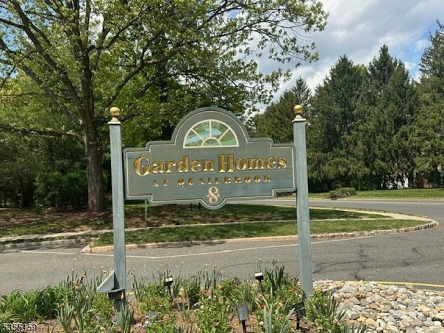view of community / neighborhood sign