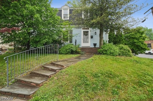 view of front of house featuring a front yard and mansard roof