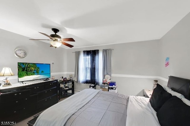 bedroom with ceiling fan