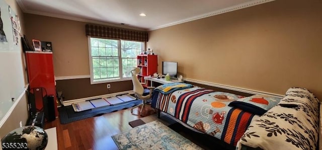 bedroom with crown molding, recessed lighting, baseboards, and wood finished floors