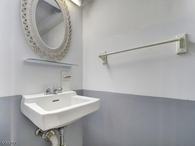 bathroom featuring a sink
