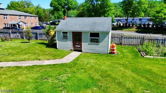view of outdoor structure featuring an outbuilding