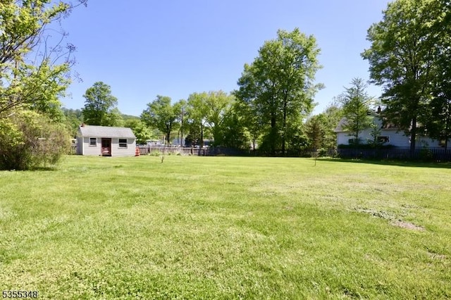 view of yard featuring an outbuilding