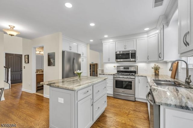 95 School House Rd, Jefferson Twp, NJ 07438 - kitchen with appliances with stainless steel finishes, a sink, wood finished floors, tasteful backsplash, and recessed lighting