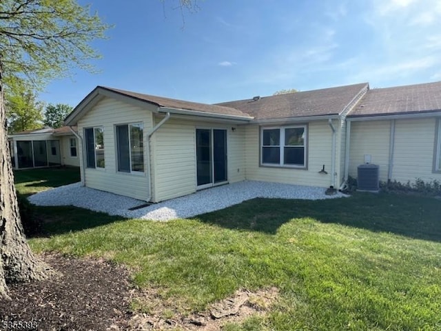 42B Catalpa Plz Unit B, Monroe Twp, NJ 08831 - back of house with a yard and central AC