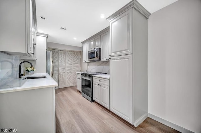 42B Catalpa Plz Unit B, Monroe Twp, NJ 08831 - kitchen featuring stainless steel appliances, a sink, light wood-style floors, light countertops, and recessed lighting