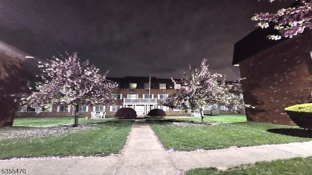 view of property's community featuring a lawn