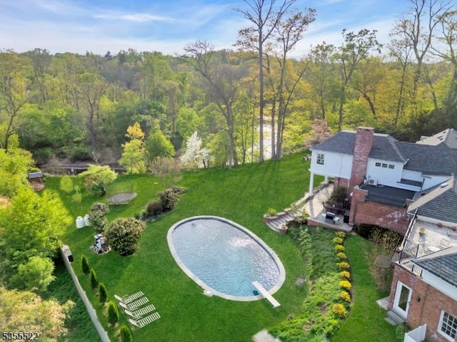 birds eye view of property featuring a forest view