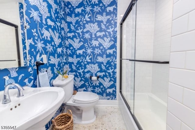 9 Warwick Rd, Chatham Twp, NJ 07928 - bathroom featuring a sink, toilet, enclosed tub / shower combo, tile patterned floors, and baseboards