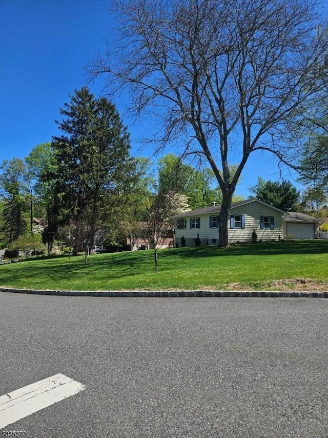 ranch-style house featuring a front lawn