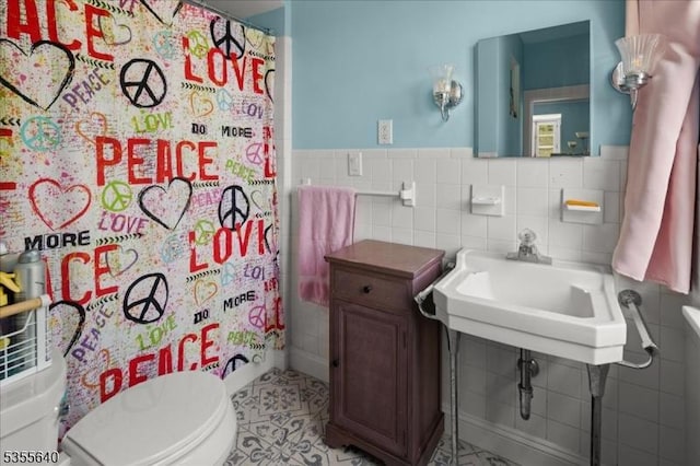 1330 Great Rd, Montgomery Twp, NJ 08540 - bathroom featuring tile walls, toilet, a shower with curtain, a sink, and wainscoting