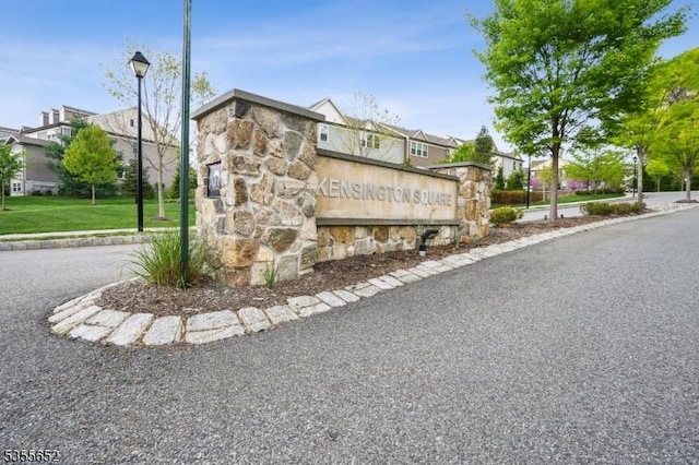 community sign with a residential view