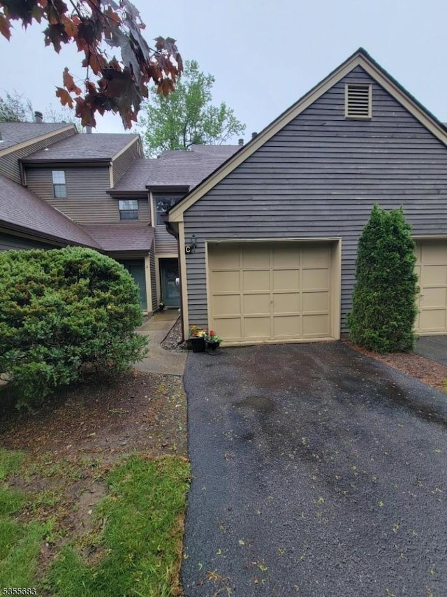 view of front of home with driveway
