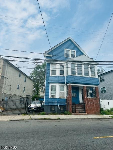 553-555 S 10th St, Newark City, NJ 07103 - view of front facade with a fenced front yard