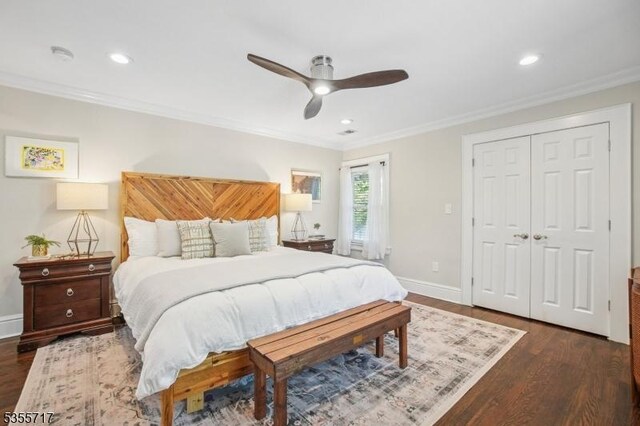 bedroom with dark wood-style floors, ornamental molding, recessed lighting, baseboards, and ceiling fan