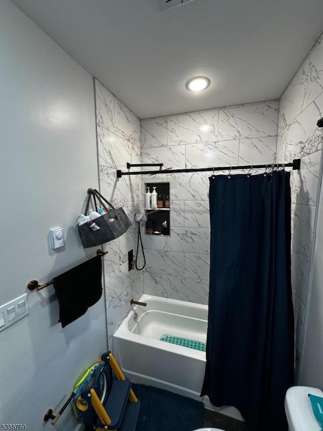 86 N 7th St, Paterson City, NJ 07522 - full bath featuring shower / tub combo with curtain and toilet