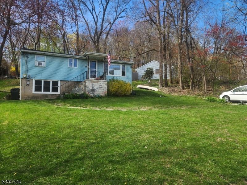 view of front of property featuring a front lawn