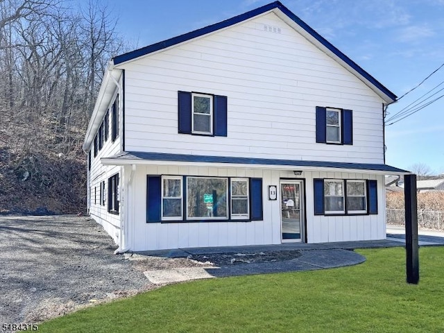 view of front facade featuring a front lawn