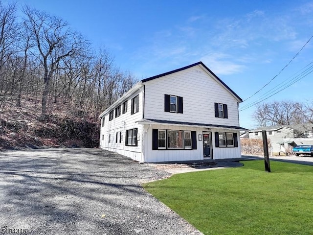 view of front facade featuring a front lawn