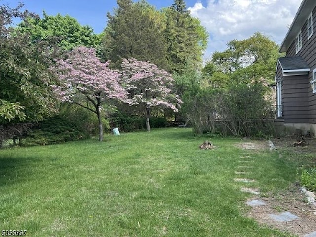 7 Fairhaven Dr, Parsippany-Troy Hills Twp, NJ 07950 - view of grassy yard
