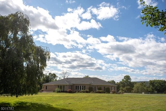 single story home with a front lawn