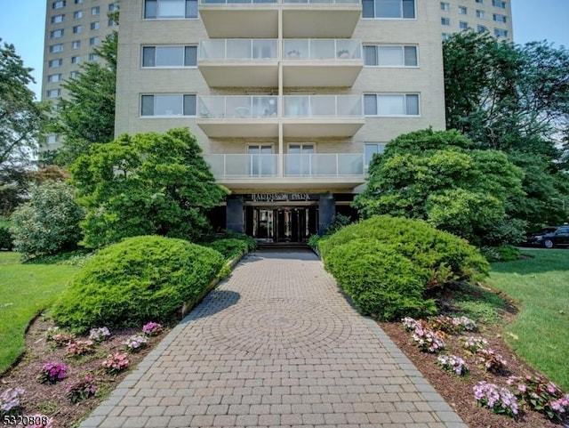 view of apartment building / complex
