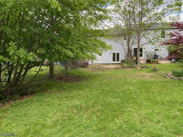view of grassy yard featuring a patio