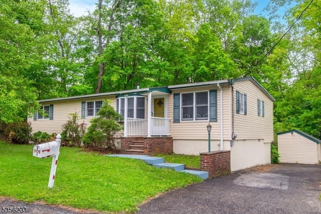 4 Burgher Rd, Vernon Twp, NJ 07422 - view of front of house featuring a front lawn, an outdoor structure, and driveway