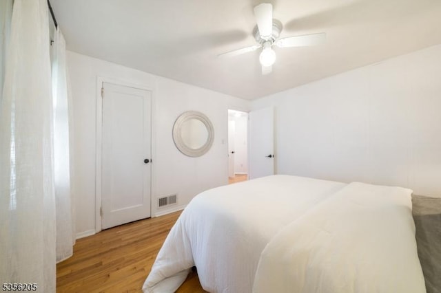 bedroom featuring light wood finished floors and a ceiling fan