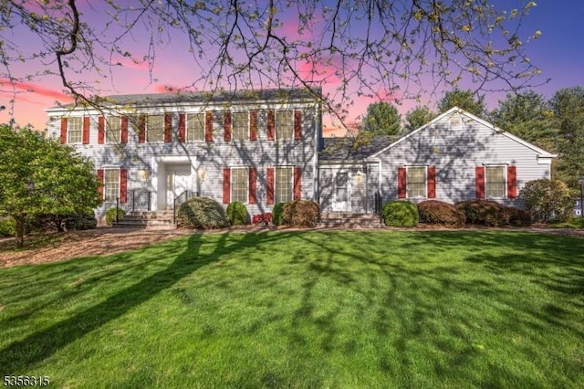 colonial house featuring a front yard