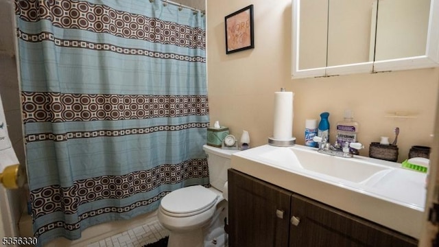 full bathroom with toilet, curtained shower, and vanity