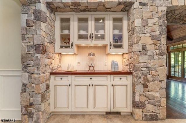 152 Whitebridge Rd, Franklin Twp, NJ 08867 - view of indoor bar