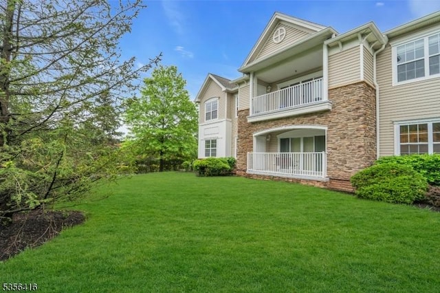 1111 Conrad Way, Franklin Twp, NJ 08873 - view of grassy yard featuring a balcony