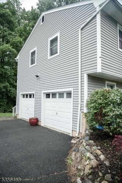 10 Lincoln Ave, Vernon Twp, NJ 07462 - view of side of property featuring driveway and an attached garage