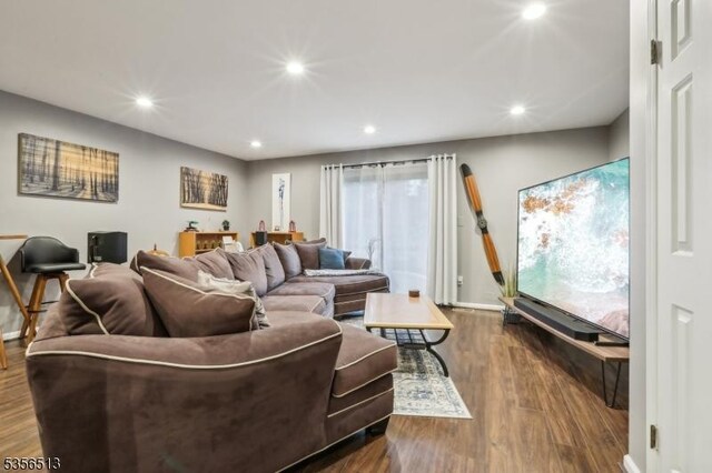 living area featuring dark wood-style flooring, recessed lighting, and baseboards
