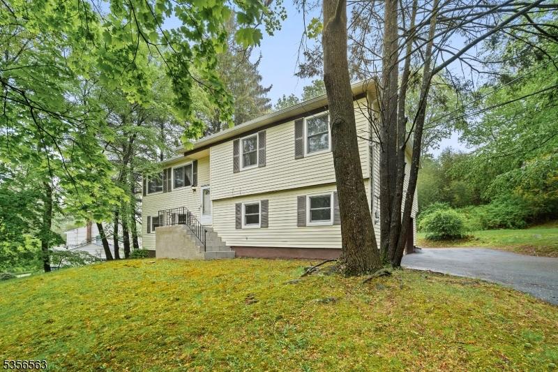 9 Dorothy Dr, Morris Twp, NJ 07960 - view of front of home featuring asphalt driveway and a front yard