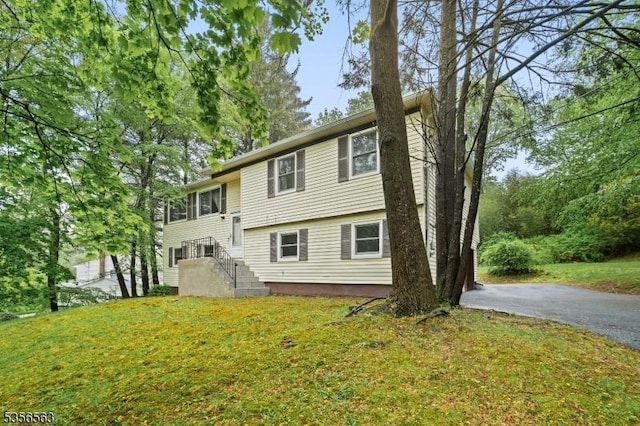9 Dorothy Dr, Morris Twp, NJ 07960 - view of front of home featuring asphalt driveway and a front yard
