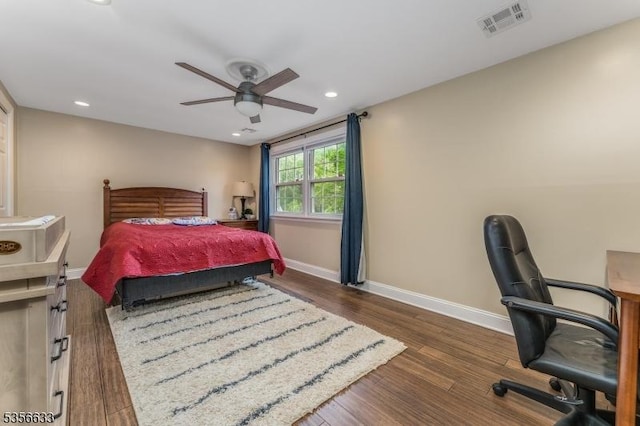 bedroom with baseboards, wood finished floors, recessed lighting, a ceiling fan, and an office area
