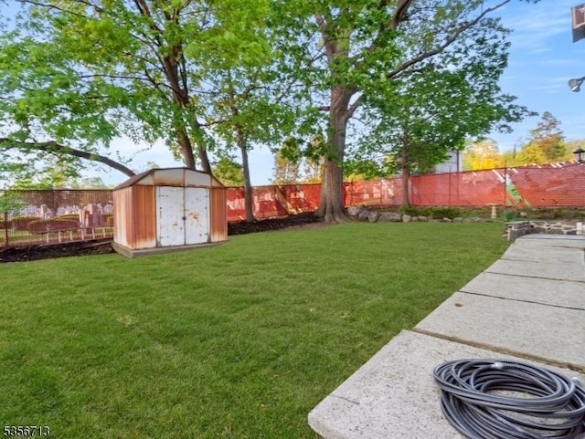 view of yard with a shed and an outdoor structure