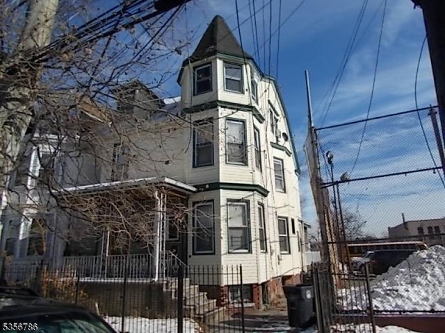 view of front of home with a fenced front yard