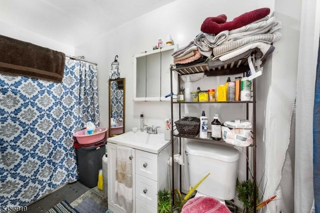 192 N Center St, City Of Orange Twp, NJ 07050 - full bath featuring toilet, vanity, and curtained shower